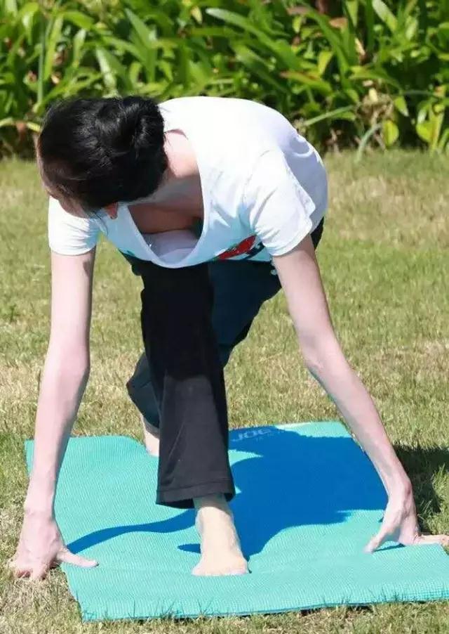 照片中林志玲在椭圆机上运动大秀好身材, 泳装也尽显完美曲线 她还曾